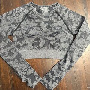 Women’s Gray Camouflage Long Sleeve Crop Top
